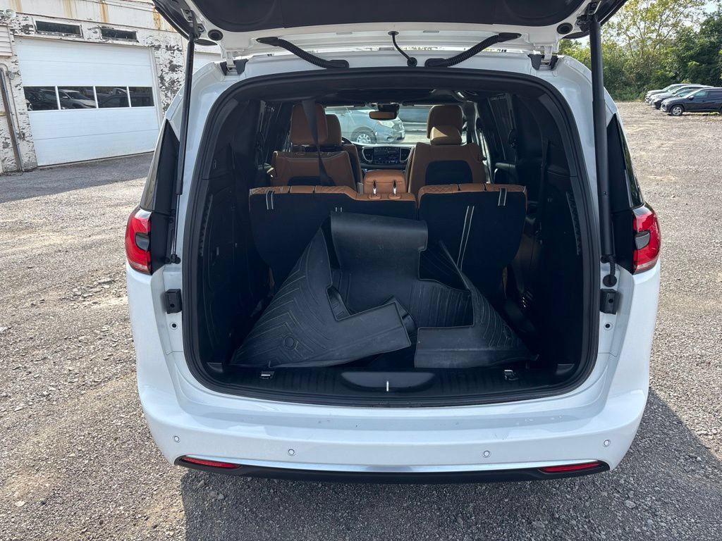 Used 2023 Chrysler Pacifica Pinnacle FWD image 27