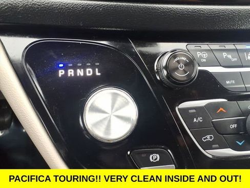 Used 2018 Chrysler Pacifica Touring-L w/ Advanced Safetytec Group image 22