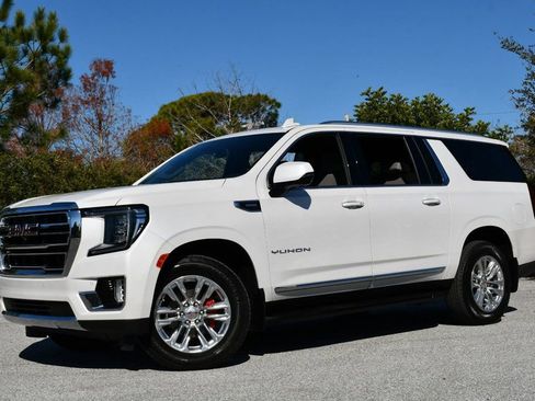 Used 2024 GMC Yukon XL SLT w/ SLT Luxury Package image 2