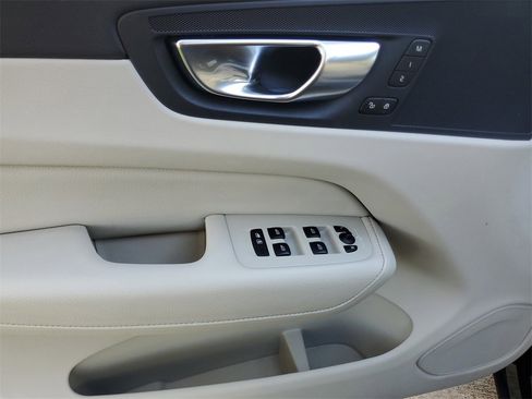 Certified 2021 Volvo XC60 T5 Momentum w/ Premium Package image 20