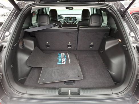 Used 2019 Jeep Cherokee Limited w/ Technology Group image 29