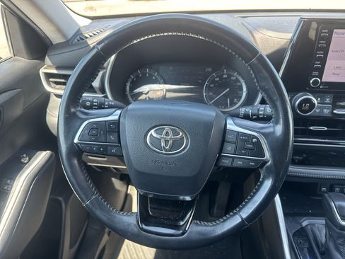 Used 2020 Toyota Highlander XLE AWD/4WD image 13