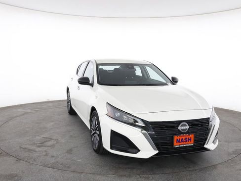 Used 2025 Nissan Altima 2.5 SV FWD image 3
