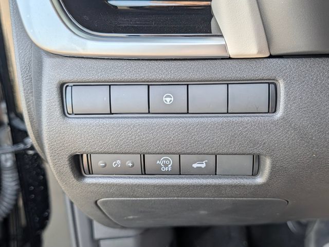 Used 2025 Nissan Rogue SL AWD/4WD image 32