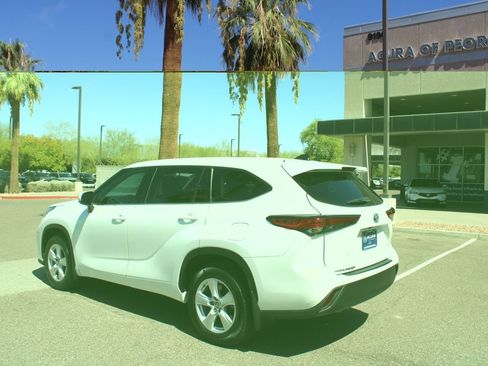 Used 2022 Toyota Highlander LE AWD/4WD image 4