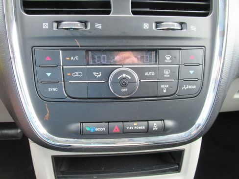 Used 2015 Chrysler Town & Country Touring FWD image 34