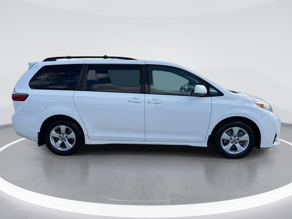 Used 2020 Toyota Sienna LE w/ Carpet Mat Package FWD image 3