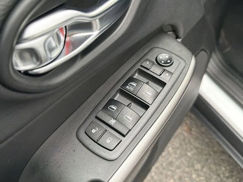 Used 2019 Jeep Cherokee Latitude w/ Popular Appearance Group image 28