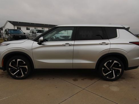 Used 2024 Mitsubishi Outlander SE image 17