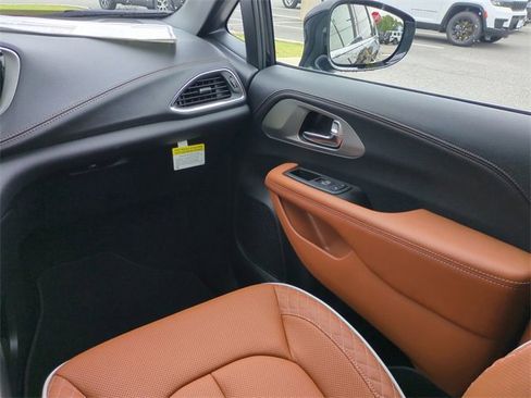 New 2026 Chrysler Pacifica Pinnacle w/ Trailer Tow Group image 17