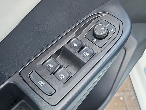 Used 2025 Volkswagen Taos SE image 19