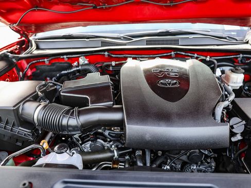 Certified 2018 Toyota Tacoma SR5 image 16