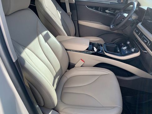 Used 2022 Lincoln Nautilus AWD image 11