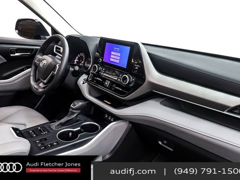 Used 2025 Toyota Highlander XLE image 17