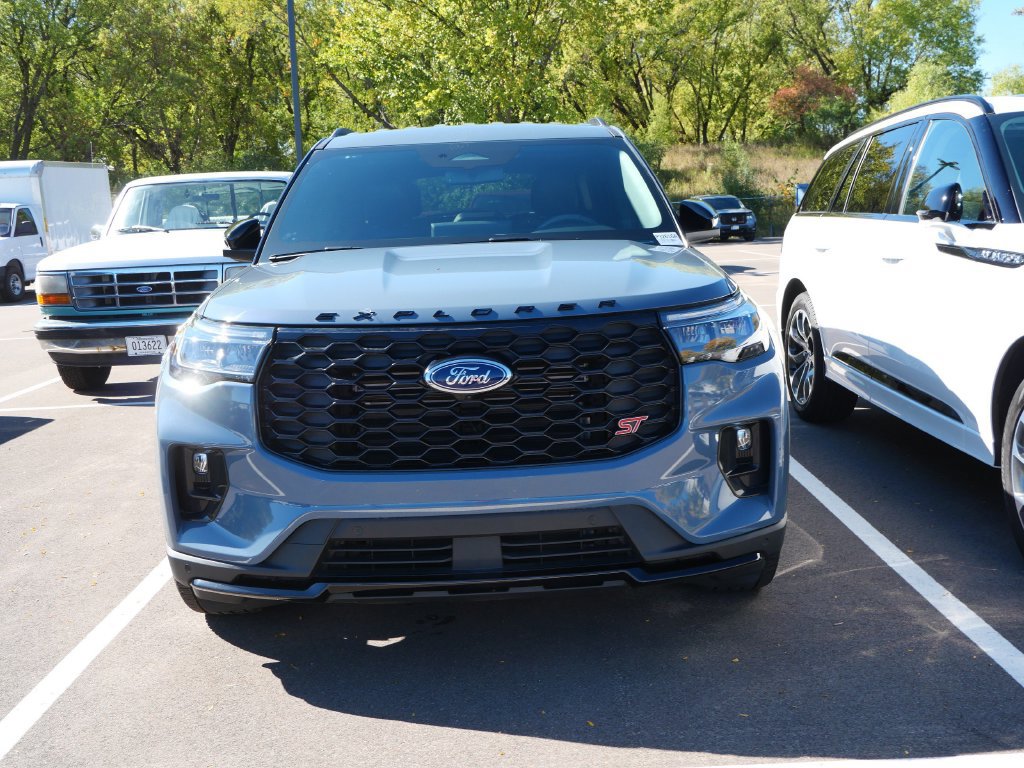 Used 2025 Ford Explorer ST AWD/4WD image 2