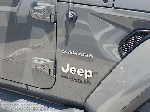 Used 2020 Jeep Wrangler Unlimited Sahara w/ Dual Top Group AWD/4WD image 12