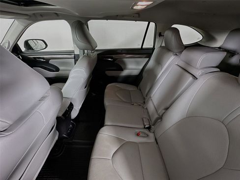 Used 2021 Toyota Highlander Limited AWD/4WD image 11