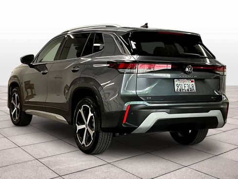 Used 2025 Volkswagen Tiguan SE w/ Panoramic Sunroof Package image 14