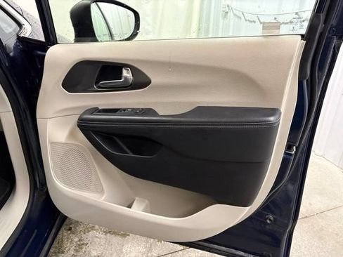Used 2023 Chrysler Pacifica Touring-L FWD image 24