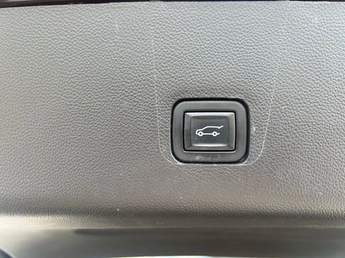 Used 2021 Chevrolet Traverse LT image 32