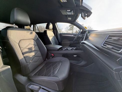 Used 2024 Volkswagen Atlas Cross Sport SE image 31