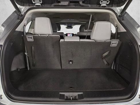 Used 2021 Toyota Highlander XLE image 6