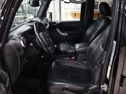 Used 2016 Jeep Wrangler Unlimited Sahara w/ Connectivity Group AWD/4WD image 9