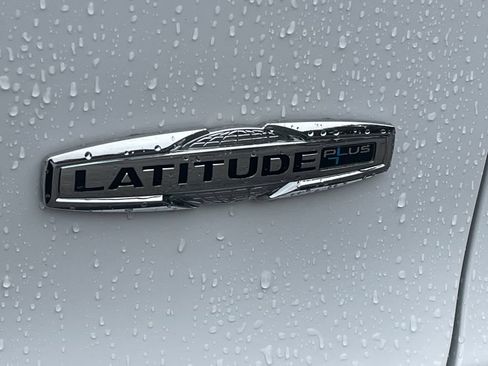 Used 2020 Jeep Cherokee Latitude Plus w/ Cold Weather Group AWD/4WD image 17
