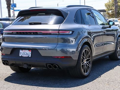 Used 2024 Porsche Cayenne AWD/4WD image 7