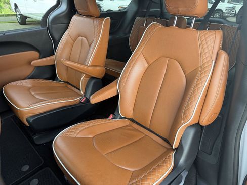 Used 2024 Chrysler Pacifica Pinnacle AWD/4WD image 16