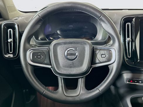 Used 2025 Volvo XC40 B5 Plus image 18