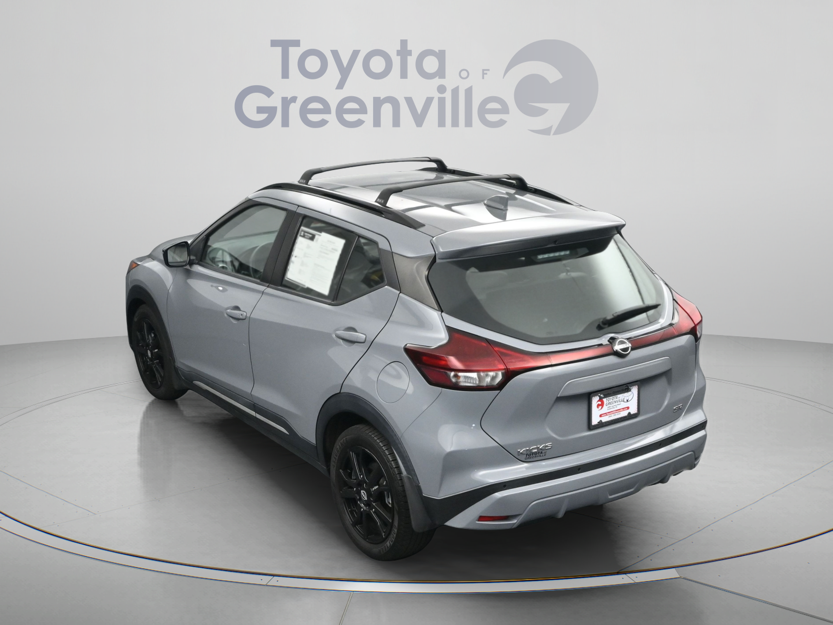 Used 2022 Nissan Kicks SR w/ Premium Package FWD image 8