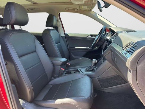 Used 2018 Volkswagen Tiguan SE w/ Panoramic Sunroof Package FWD image 10
