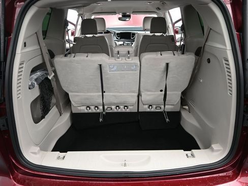 Used 2021 Chrysler Pacifica Touring-L image 12