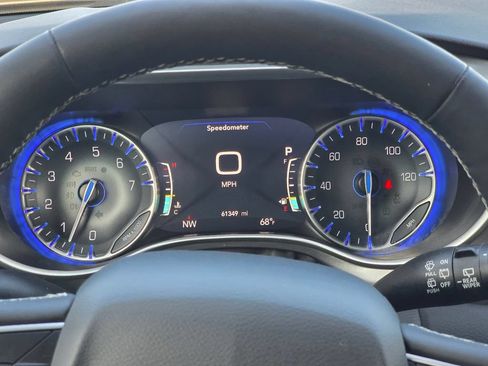 Used 2024 Chrysler Pacifica Touring-L FWD image 18