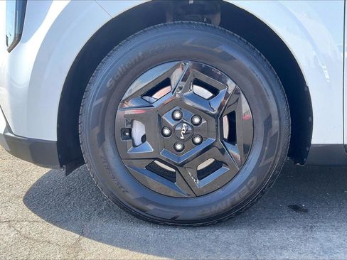 Used 2025 Kia Carnival FWD image 4