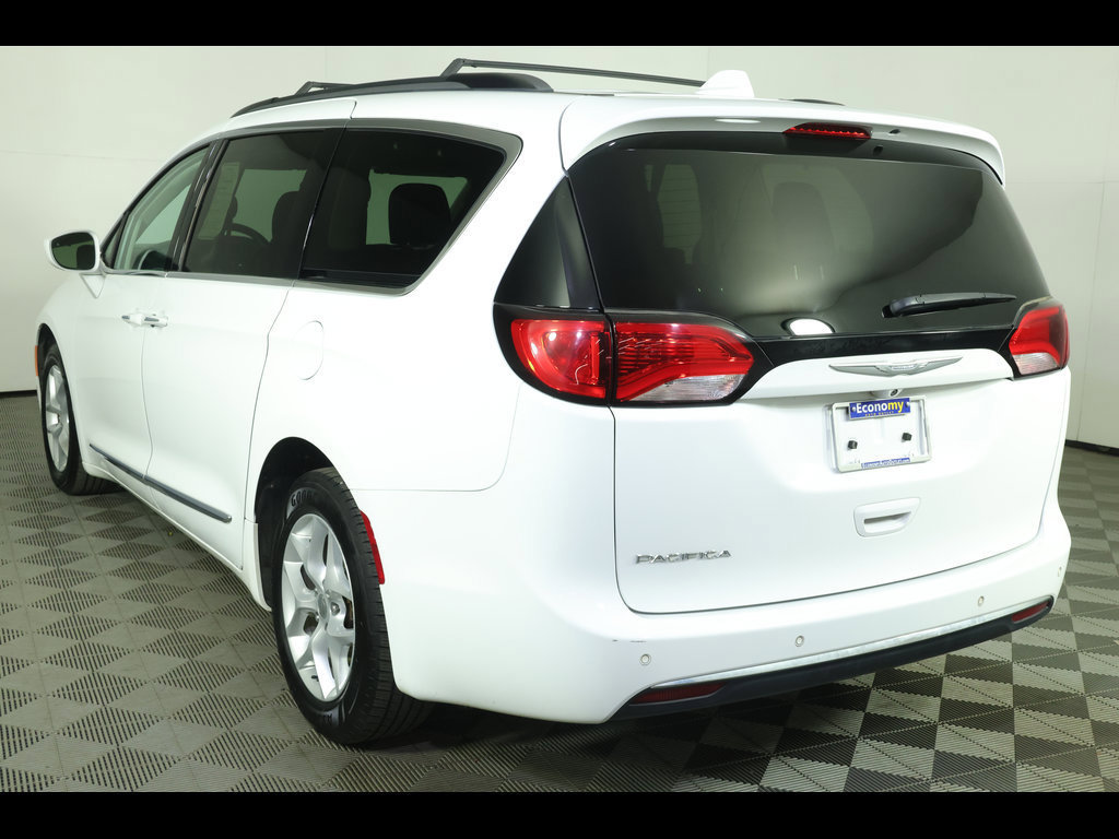 Used 2017 Chrysler Pacifica Touring-L w/ Tire & Wheel Group FWD image 13