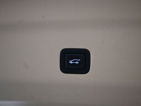 Used 2022 Cadillac Escalade ESV Premium Luxury image 17