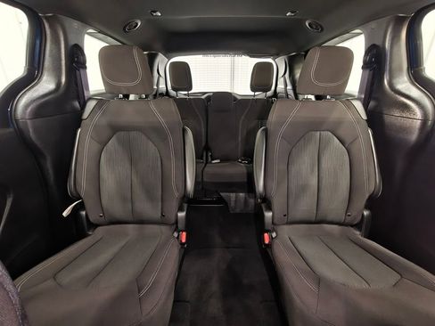 Used 2024 Chrysler Pacifica Touring image 21