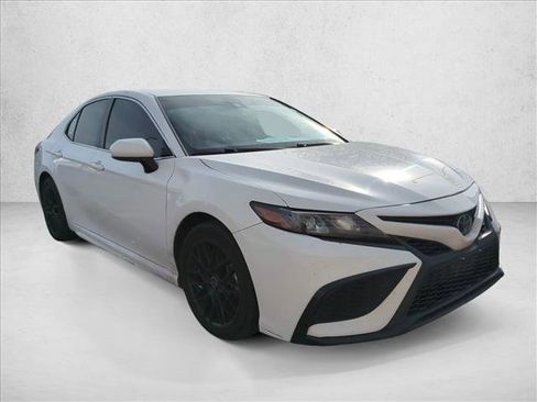 Used 2021 Toyota Camry SE image 3