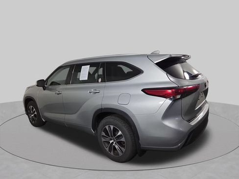Used 2022 Toyota Highlander XLE AWD/4WD image 10