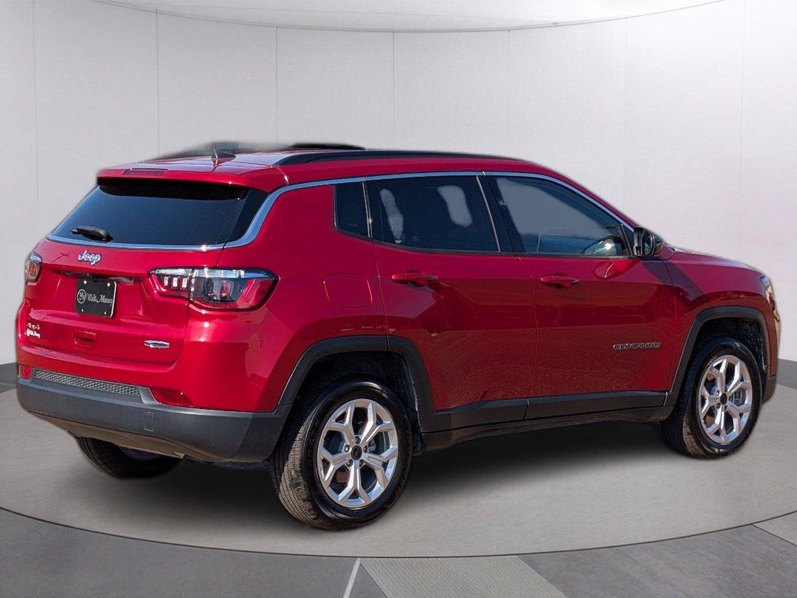 Used 2025 Jeep Compass Latitude AWD/4WD image 6