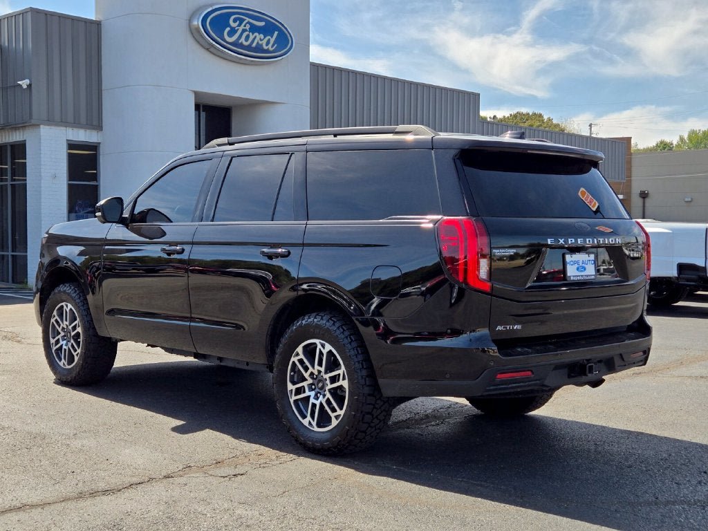 Used 2025 Ford Expedition Active AWD/4WD image 3