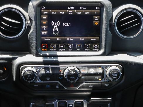 Used 2022 Jeep Wrangler Unlimited Sahara AWD/4WD image 22