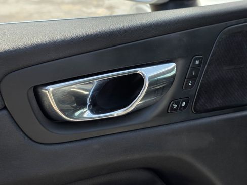 Used 2019 Volvo XC60 T6 Momentum w/ Multimedia Package image 30