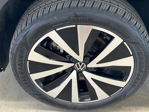 Used 2024 Volkswagen Taos SE image 9