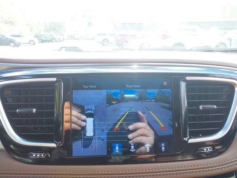 Used 2017 Chrysler Pacifica Limited w/ UConnect Theater Package FWD image 16
