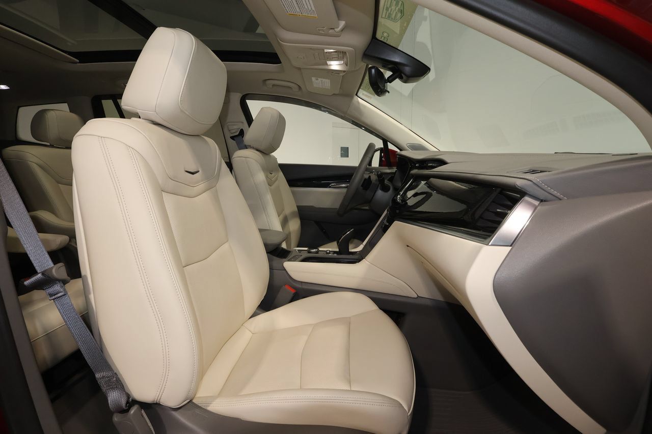 Used 2025 Cadillac XT6 Premium Luxury w/ Technology Package AWD/4WD image 29
