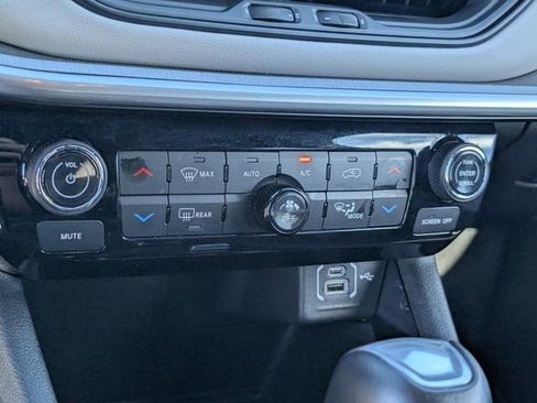 Used 2025 Jeep Compass Limited image 16