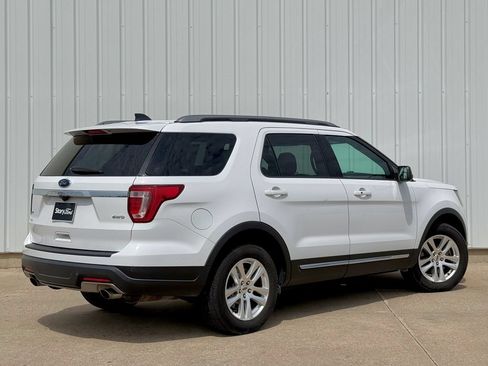 Used 2018 Ford Explorer XLT AWD/4WD image 6